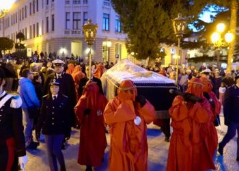 La processione termina col silenzio per «riflettere e non dimenticare i disperati»: il Venerdì Santo a Vasto
