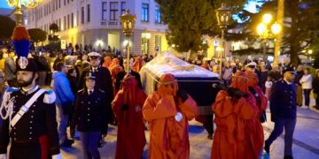 La processione termina col silenzio per «riflettere e non dimenticare i disperati»: il Venerdì Santo a Vasto
