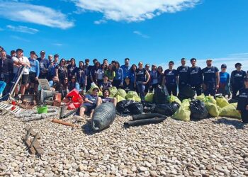 50 volontari puliscono la spiaggia di San Nicola dai rifiuti, trovati anche un serbatoio e una mola