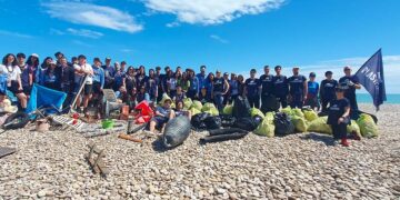50 volontari puliscono la spiaggia di San Nicola dai rifiuti, trovati anche un serbatoio e una mola