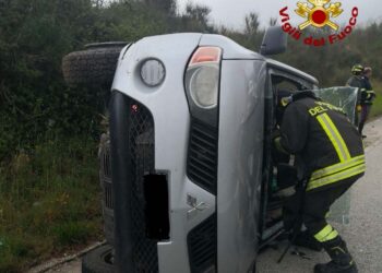 Auto esce fuori strada e si ribalta sulla “Trignina”, una donna in ospedale
