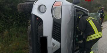 Auto esce fuori strada e si ribalta sulla “Trignina”, una donna in ospedale
