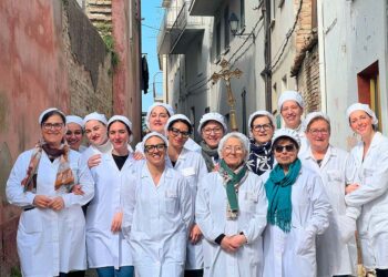 Sfilata e tavolata delle some danno il via ai festeggiamenti in onore di San Nicola a Pollutri