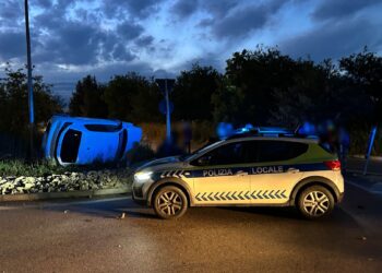 SS16, scontro alla rotatoria di Fossacesia Marina: auto si ribalta, tre feriti