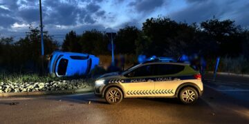 SS16, scontro alla rotatoria di Fossacesia Marina: auto si ribalta, tre feriti