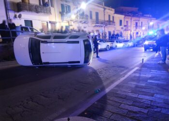 Incidente nella notte in via Vittorio Veneto: auto si ribalta vicino piazza Rossetti