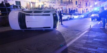 Incidente nella notte in via Vittorio Veneto: auto si ribalta vicino piazza Rossetti