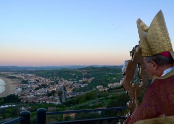 Sacra Spina, dalla balconata orientale la preghiera per chi soffre