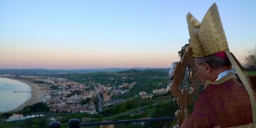 Sacra Spina, dalla balconata orientale la preghiera per chi soffre