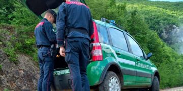 Abbandono rifiuti, carabinieri risalgono al responsabile grazie a una firma di 30 anni fa su un banco