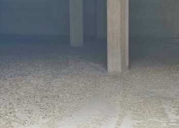 Costò un miliardo e 200 milioni di lire, ora c’è uno strato di fango: il parcheggio mai usato