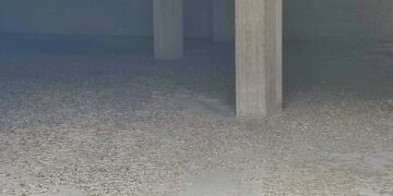 Costò un miliardo e 200 milioni di lire, ora c’è uno strato di fango: il parcheggio mai usato