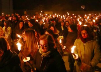6 aprile, L’Aquila si stringe nel ricordo delle 309 vittime: la fiaccolata dall’ex casa dello studente