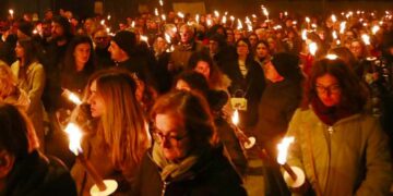 6 aprile, L’Aquila si stringe nel ricordo delle 309 vittime: la fiaccolata dall’ex casa dello studente