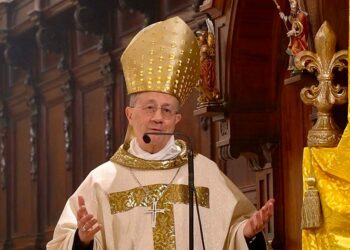 Monsignor Forte: «Chi non prende in mano la comunione si crede più saggio del Papa»