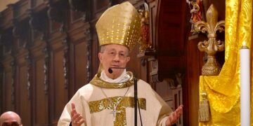 Monsignor Forte: «Chi non prende in mano la comunione si crede più saggio del Papa»