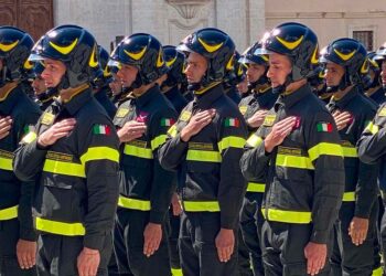 L’Aquila, 800 allievi dei vigili del fuoco giurano in piazza Duomo. Premier Meloni visita Parco della Memoria