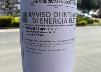 Un giorno senza corrente, esercenti protestano: «Avviso tardivo con fogli affissi ai lampioni»