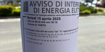 Un giorno senza corrente, esercenti protestano: «Avviso tardivo con fogli affissi ai lampioni»