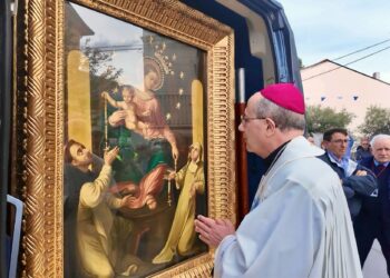 Centinaia di fedeli accolgono il quadro della Madonna di Pompei