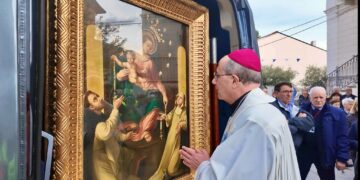 Centinaia di fedeli accolgono il quadro della Madonna di Pompei