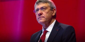 Il segretario generale della Cgil Maurizio Landini a San Salvo: assemblea in Pilkington, poi in piazza