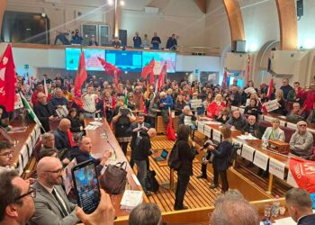 Stangata Irpef, manifestanti occupano il consiglio regionale: la seduta, blindata, in un’altra sala