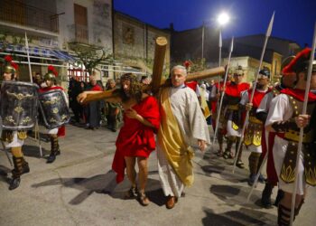 La Passione torna a vivere nelle strade di Furci con la rappresentazione della Via Crucis