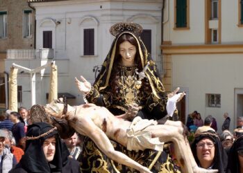 Triduo pasquale, la statua della Pietà in processione nella Vasto antica