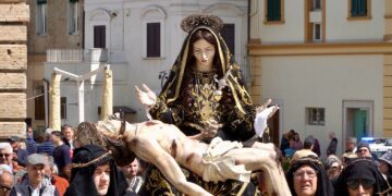 Triduo pasquale, la statua della Pietà in processione nella Vasto antica