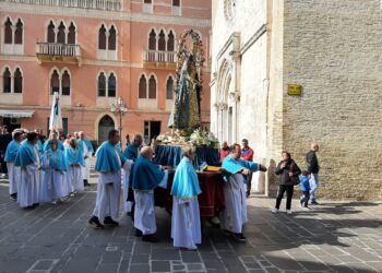 Santa Maria Incoronata, oggi la festa tra momenti di preghiera, musica e fuochi pirotecnici