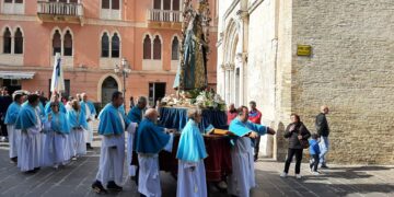 Santa Maria Incoronata, oggi la festa tra momenti di preghiera, musica e fuochi pirotecnici