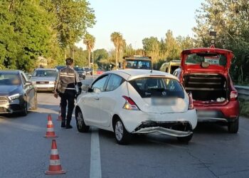 Tamponamento a catena sulla SS16, tre veicoli coinvolti: quattro feriti