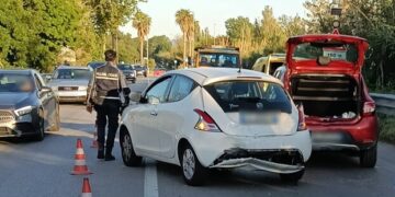 Tamponamento a catena sulla SS16, tre veicoli coinvolti: quattro feriti