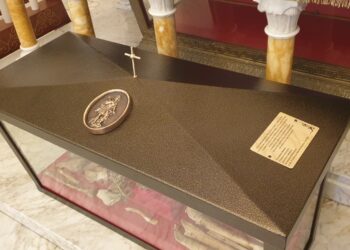 «Quattro anni di lavoro e studi per donare la teca della reliquia, ma i nostri nomi vengono nascosti»