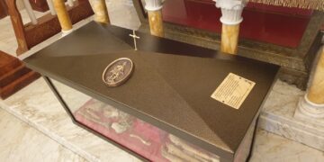 «Quattro anni di lavoro e studi per donare la teca della reliquia, ma i nostri nomi vengono nascosti»