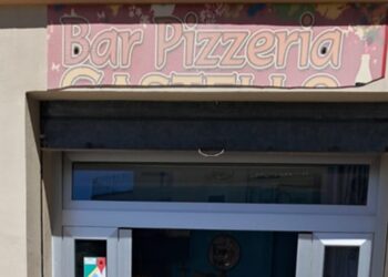 Piazza Barbacani ancora bersagliata dai teppisti: spaccata l’insegna della pizzeria