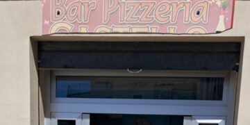 Piazza Barbacani ancora bersagliata dai teppisti: spaccata l’insegna della pizzeria