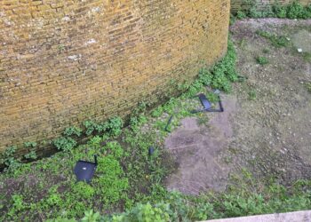 «Ripetuti atti di vandalismo contro un locale, piazza Barbacani priva di controllo»