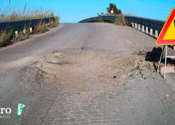 Sulla rampa di uscita dal polo logistico un cratere largo quasi quanto l’intera carreggiata