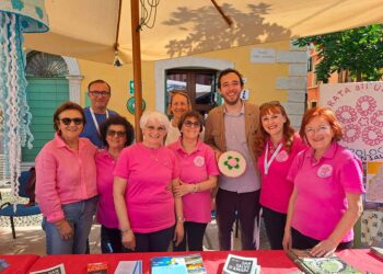 Infiorata all’uncinetto itinerante, la Pro Loco San Salvo parte da Valeggio sul Mincio (Veneto)
