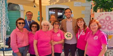 Infiorata all’uncinetto itinerante, la Pro Loco San Salvo parte da Valeggio sul Mincio (Veneto)