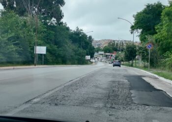 Circonvallazione Istoniense, una delle strade urbane più trafficate sembra una mulattiera