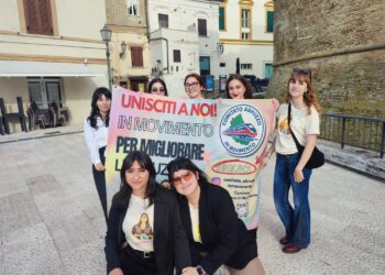 Treni, abbonamenti sempre più cari: «Nel 2022 pagavamo 72 euro, ora 108. Presto altri aumenti del 39%»