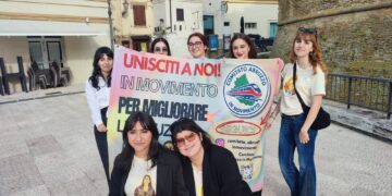 Treni, abbonamenti sempre più cari: «Nel 2022 pagavamo 72 euro, ora 108. Presto altri aumenti del 39%»