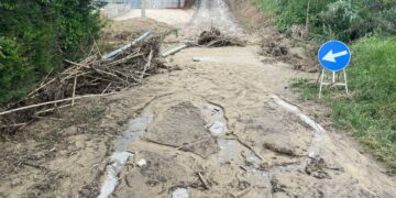 Dopo il maltempo via San Biagio impraticabile: è ricoperta di fango. Domani i lavori