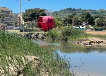 Primi bagnanti e kitesurfisti: da Fosso Marino tanfo nauseabondo