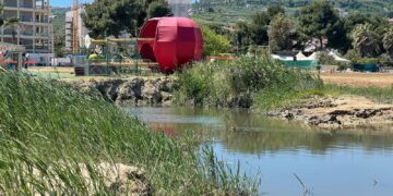 Primi bagnanti e kitesurfisti: da Fosso Marino tanfo nauseabondo
