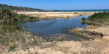 Primi bagnanti e kitesurfisti: da Fosso Marino tanfo nauseabondo