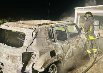 Incendio auto, i sindaci del territorio e il mondo istituzionale si stringono intorno a Catia Di Fabio